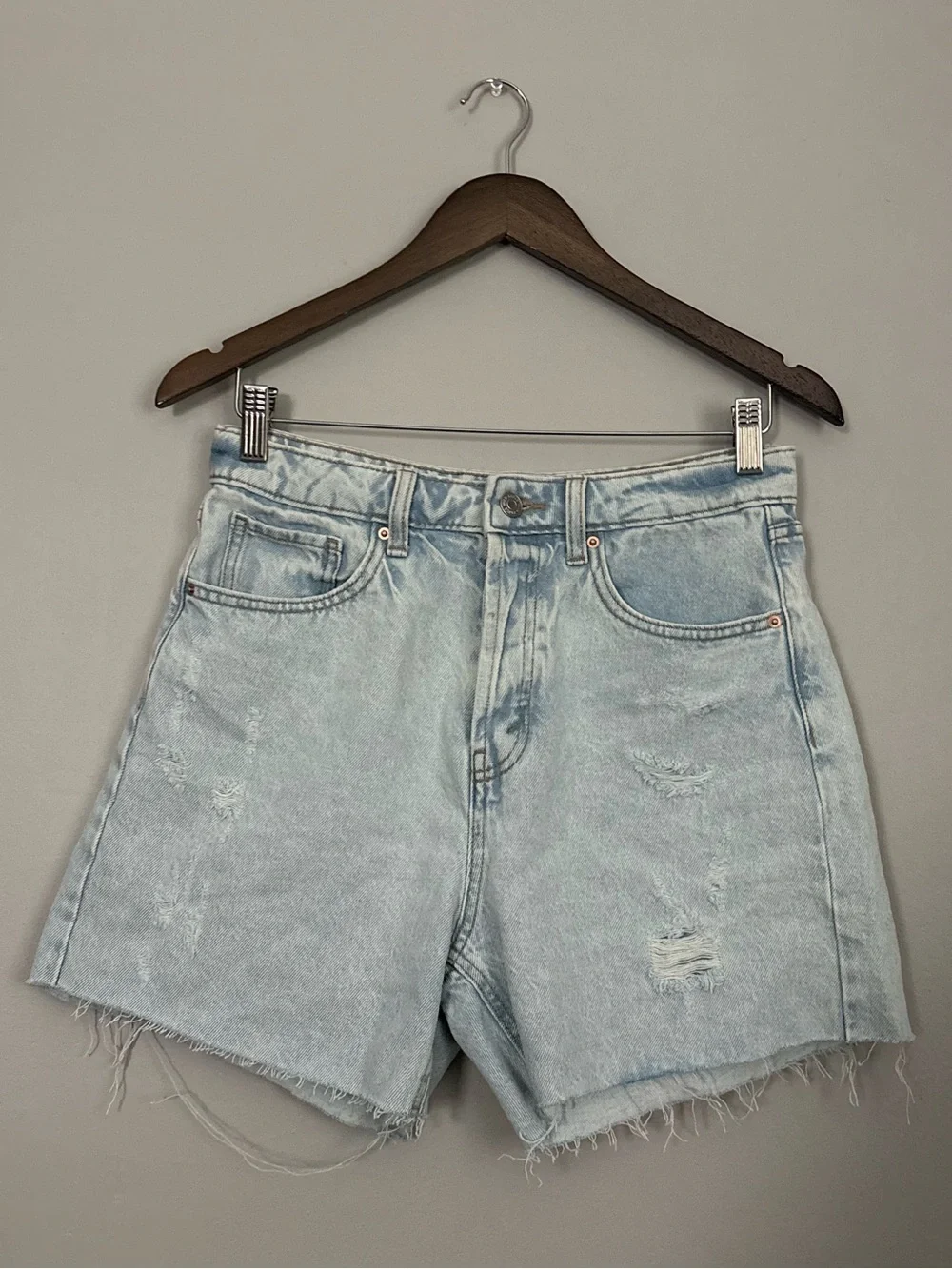 Wild Fable High Rise Mom Denim Shorts Distressed Light Wash Size 6 Raw Hem